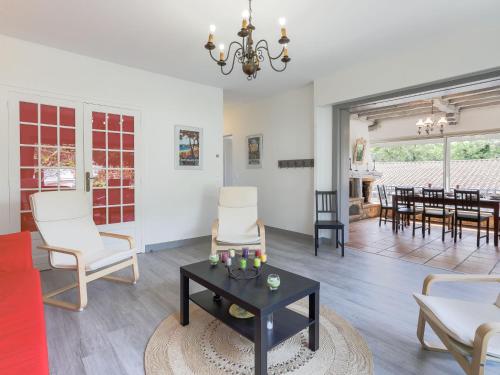 un salon avec une table et des chaises et une salle à manger dans l'établissement Apartment Les Mâts-1 by Interhome, à Saint-Palais-sur-Mer