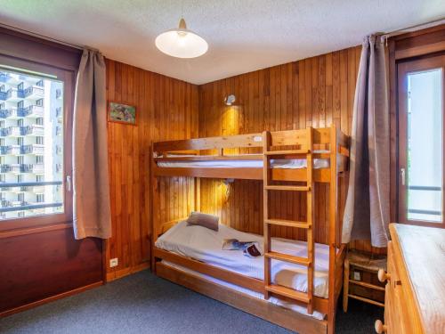 une chambre avec deux lits superposés et une échelle dans l'établissement Apartment Le Curling B - Val Claret-40 by Interhome, à Tignes