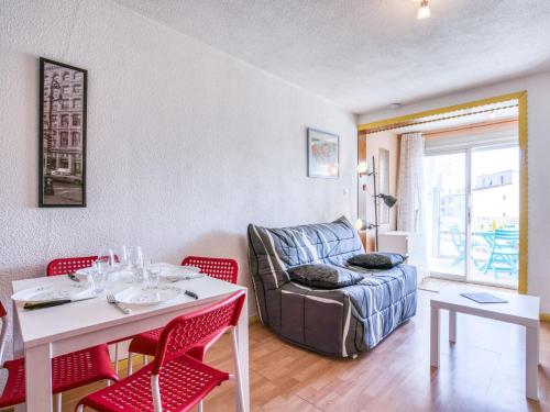 ein Wohnzimmer mit einem Tisch und einem Sofa in der Unterkunft Studio Quai d'Honneur-2 by Interhome in Cap d'Agde