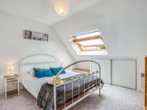 une chambre avec un lit et une lucarne dans l'établissement Holiday Home Ty Jeanne by Interhome, à Saint-Pierre-Quiberon