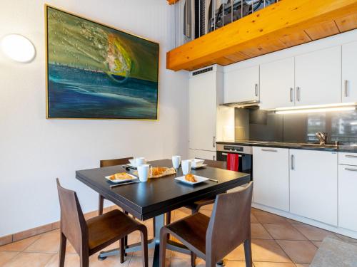 une salle à manger avec une table et des chaises dans une cuisine dans l'établissement Apartment Tasman S16-2 by Interhome, au Bouveret