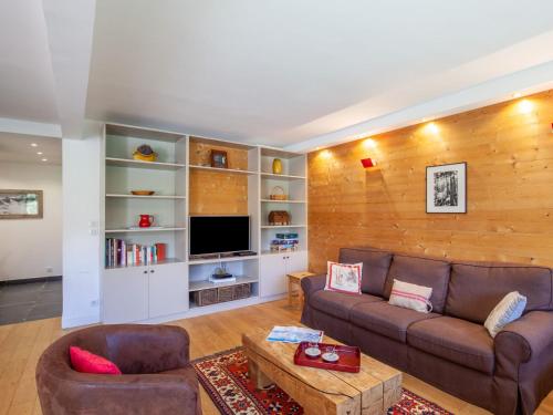 Televisyen dan/atau pusat hiburan di Apartment Le Shamrock - Le Lac-5 by Interhome