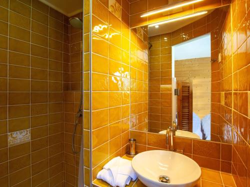 Bilik mandi di Apartment Le Shamrock - Le Lac-5 by Interhome