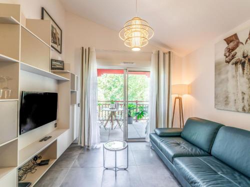 sala de estar con sofá y TV en Apartment Domaine Aïga-1 by Interhome, en Soorts-Hossegor