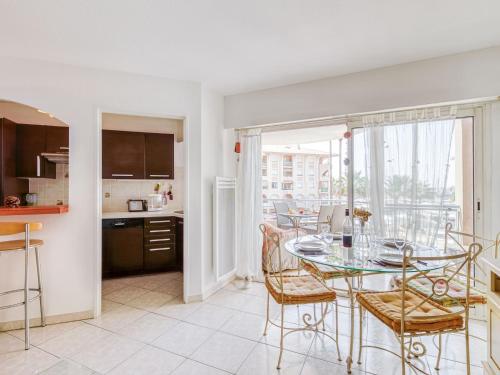 une cuisine et une salle à manger avec une table et des chaises dans l'établissement Apartment Royal Marine-5 by Interhome, à Fréjus