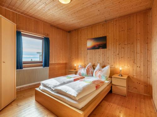 Ένα ή περισσότερα κρεβάτια σε δωμάτιο στο Apartment Pistenblick klein by Interhome