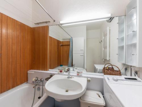 une salle de bain avec un lavabo, des toilettes et une baignoire dans l'établissement Apartment Baikonour-5 by Interhome, au Corbier