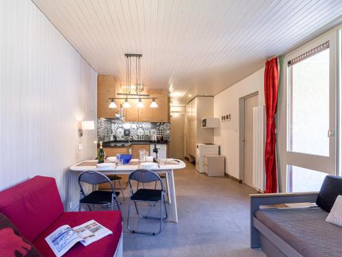 une cuisine et un salon avec un canapé et une table dans l'établissement Apartment Le Grand Pré - Lavachet-6 by Interhome, à Tignes