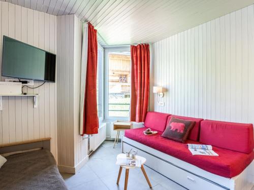 - un salon avec un canapé rouge en face d'une fenêtre dans l'établissement Apartment Le Grand Pré - Lavachet-6 by Interhome, à Tignes
