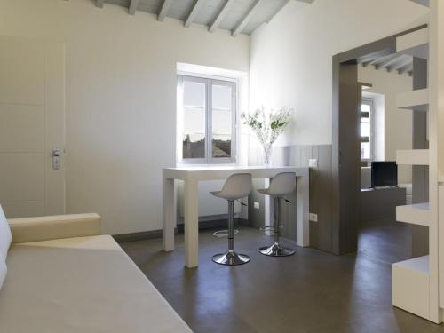 Apartment Tipologia Bilo 04 pax by Interhome في فلورنسا: غرفة بيضاء مع مكتب وكرسيين