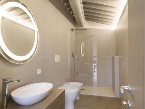 Apartment Tipologia Bilo 04 pax by Interhome في فلورنسا: حمام مع حوض ومرحاض ودش