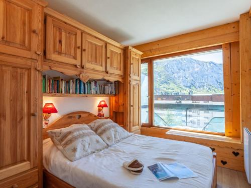 une chambre avec un lit et une grande fenêtre dans l'établissement Apartment Le Bec Rouge - Le Lac-7 by Interhome, à Tignes