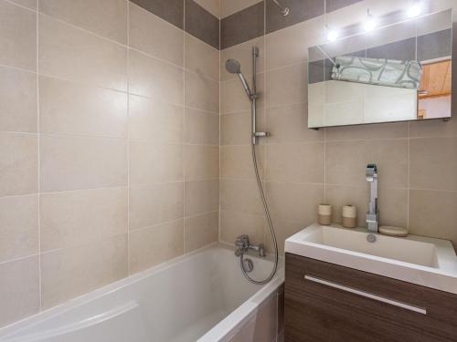 une salle de bain avec une douche, une baignoire et un lavabo dans l'établissement Apartment Le Bec Rouge - Le Lac-7 by Interhome, à Tignes