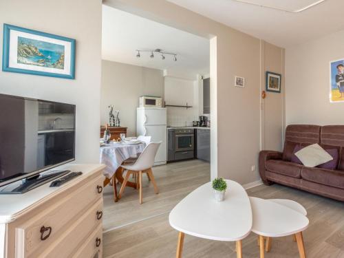 une cuisine et un salon avec un canapé et une table dans l'établissement Apartment Le Maxime-2 by Interhome, à Sainte-Maxime