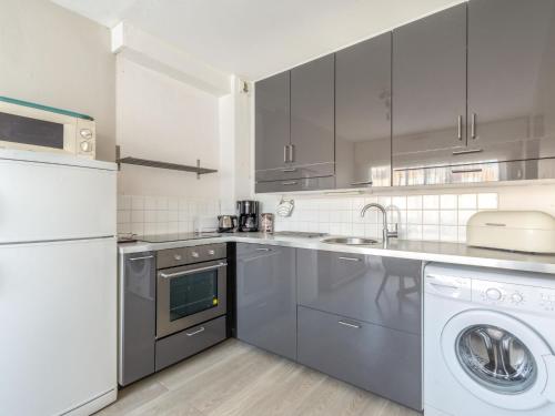 une cuisine équipée d'appareils électroménagers en acier inoxydable et d'un lave-linge/sèche-linge dans l'établissement Apartment Le Maxime-2 by Interhome, à Sainte-Maxime