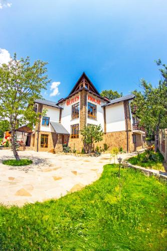 a large house with a large yard in front of it at Hata Hutsula in Mykulychyn