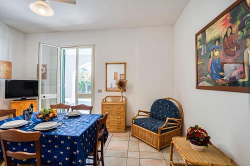 una sala da pranzo con tavolo e sedie di Appartamento Potì sulla spiaggia a Porto Cesareo