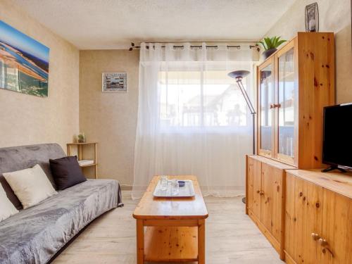 un salon avec un canapé et une table dans l'établissement Apartment Villa Spring by Interhome, à Arcachon