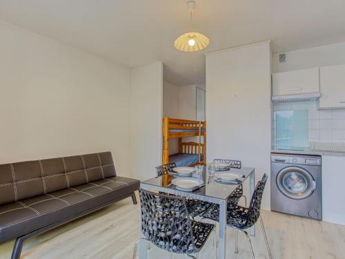 un salon avec une table et un canapé dans l'établissement Apartment Horizon Océan 1 by Interhome, à Capbreton
