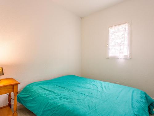 une petite chambre avec un lit et une fenêtre dans l'établissement Apartment Horizon Océan 1 by Interhome, à Capbreton