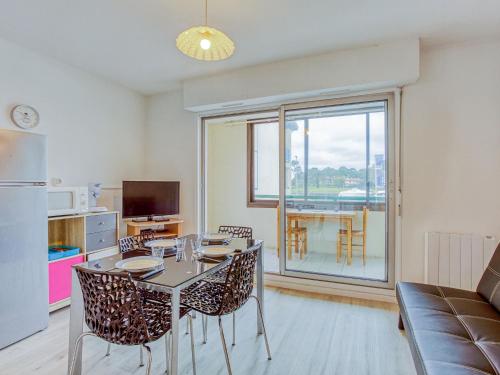 une cuisine et une salle à manger avec une table et des chaises dans l'établissement Apartment Horizon Océan 1 by Interhome, à Capbreton