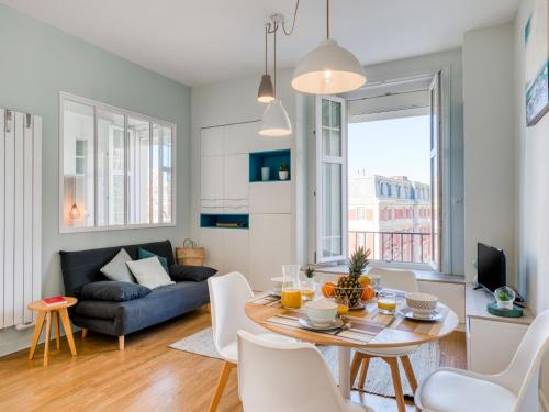 un salon avec une table et un canapé dans l'établissement Apartment Villa Brillante by Interhome, à Biarritz