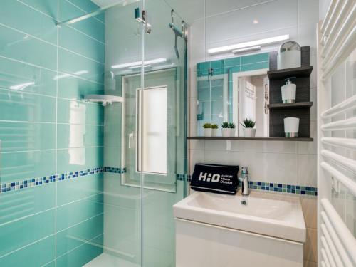 une salle de bain avec un lavabo et une douche en verre dans l'établissement Apartment Villa Brillante by Interhome, à Biarritz