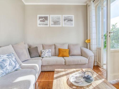 sala de estar con sofá y mesa en Apartment Clémenceau by Interhome en Biarritz