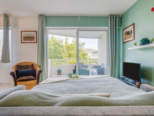 une chambre avec un grand lit et une fenêtre dans l'établissement Studio Les Terrasses du Golf by Interhome, à Anglet