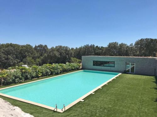 une piscine dans l'arrière-cour d'une maison dans l'établissement Apartment château by Interhome, à Porto-Vecchio
