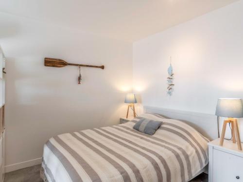 - une petite chambre avec un lit et deux lampes dans l'établissement Apartment château by Interhome, à Porto-Vecchio