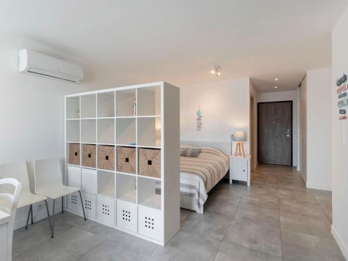 - une chambre avec un lit et une armoire blanche dans l'établissement Apartment château by Interhome, à Porto-Vecchio
