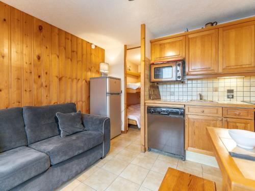 un soggiorno con divano e una cucina di Apartment Pointe des Aravis-5 by Interhome a Saint-Gervais-les-Bains