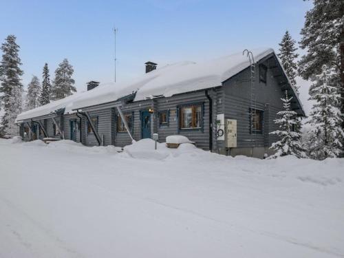 Holiday Home Karhunpesä b by Interhome في Kotila: كابينة في الثلج مغطاه بالثلوج