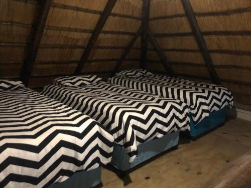 Un pat sau paturi într-o cameră la Best view family loft
