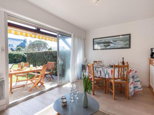 un salon avec une table et une salle à manger dans l'établissement Apartment Ty Bihan-3 by Interhome, à Carnac
