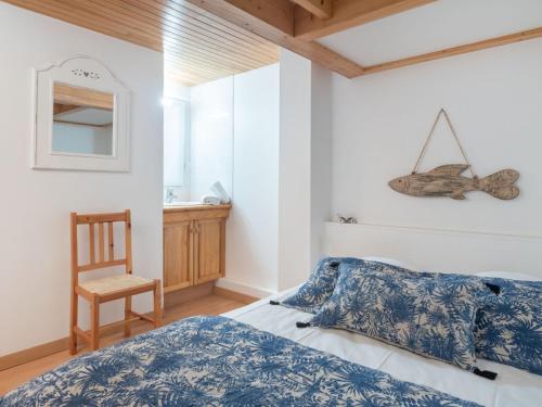 une chambre avec un lit, une chaise et un miroir dans l'établissement Apartment Ty Bihan-3 by Interhome, à Carnac