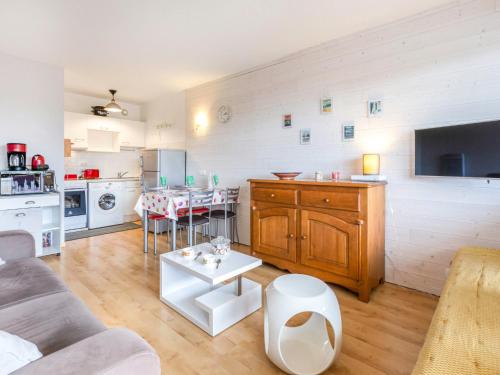 un salon avec un canapé et une cuisine avec une table dans l'établissement Studio la Pecherie by Interhome, à Capbreton