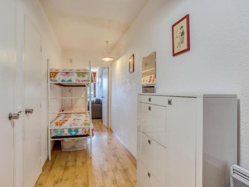 Cette petite chambre comprend un lit et une étagère. dans l'établissement Studio la Pecherie by Interhome, à Capbreton