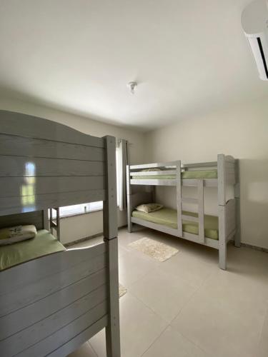 เตียงสองชั้นในห้องที่ Apt no Cond. Resort Villa das Águas