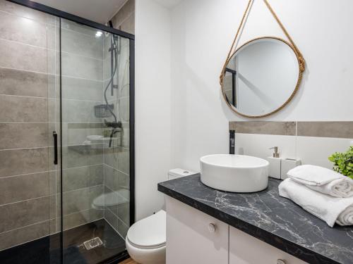 une salle de bain avec toilettes, lavabo et miroir dans l'établissement Studio Village de Légenèse-4 by Interhome, à Carnac