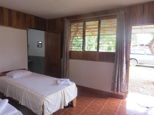 Ένα ή περισσότερα κρεβάτια σε δωμάτιο στο Poponjoche Lodge Caño Negro