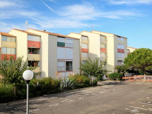 un parking vide en face d'un immeuble dans l'établissement Apartment Les Capounades-6 by Interhome, à Narbonne-Plage