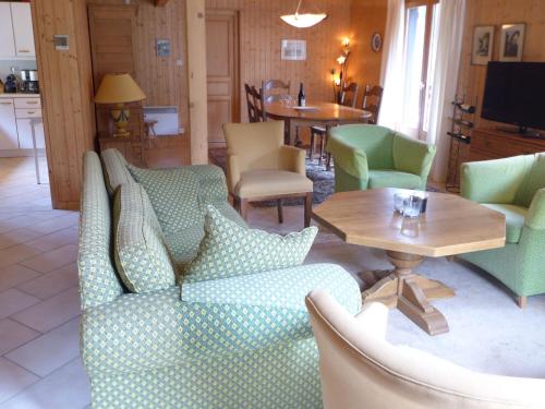 - un salon avec des chaises bleues et vertes et une table dans l'établissement Chalet le Jet d'Eau 19 by Interhome, à Châtel