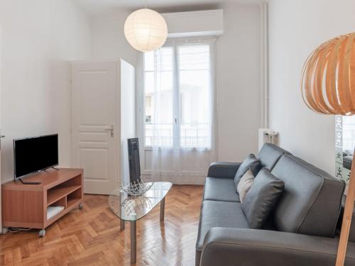 un salon avec un canapé et une télévision dans l'établissement Studio L'Escurial by Interhome, à Nice