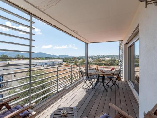 - une vue depuis le balcon d'une maison avec une table et des chaises dans l'établissement Apartment Les terrasses di Fiori by Interhome, à Porto-Vecchio