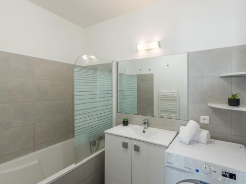 une salle de bain avec un lavabo et un miroir dans l'établissement Apartment Les terrasses di Fiori by Interhome, à Porto-Vecchio