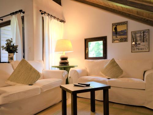 Posezení v ubytování Apartment Chesa Seglias 6 by Interhome