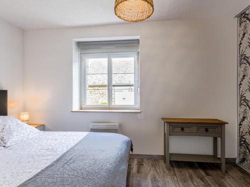 ein Schlafzimmer mit einem Bett und einem Fenster in der Unterkunft Holiday Home Les Chardons by Interhome in Pirou