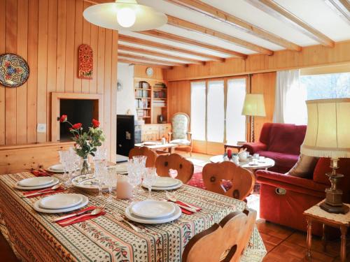 un comedor con mesa y sillas y una habitación con en Chalet Chalet Astrantia by Interhome, en Gryon
